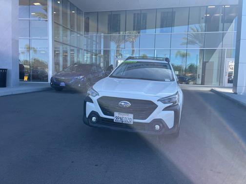 Crystal White Pearl 2025 Subaru Outback Onyx Edition