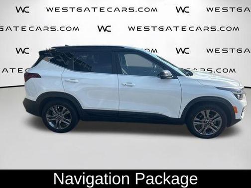 Clear White / Black Roof 2023 Kia Seltos S