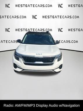 Clear White / Black Roof 2023 Kia Seltos S