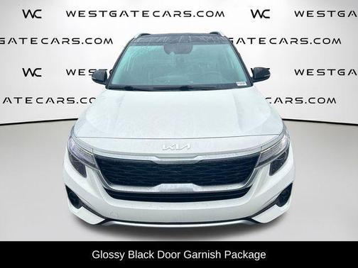 Clear White / Black Roof 2023 Kia Seltos S