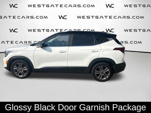 Clear White / Black Roof 2023 Kia Seltos S