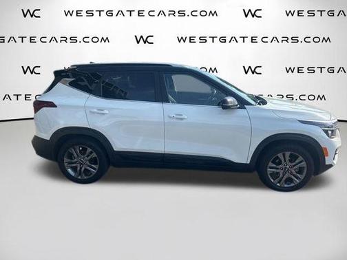 Clear White / Black Roof 2023 Kia Seltos S