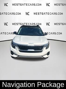 Clear White / Black Roof 2023 Kia Seltos S