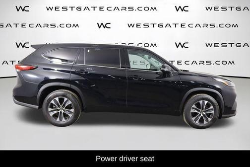 Midnight Black Metallic 2022 Toyota Highlander XLE