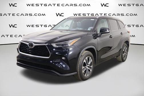 Midnight Black Metallic 2022 Toyota Highlander XLE