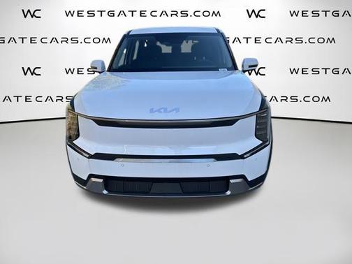 Glacial White Pearl 2026 Kia EV9 Light Short Range