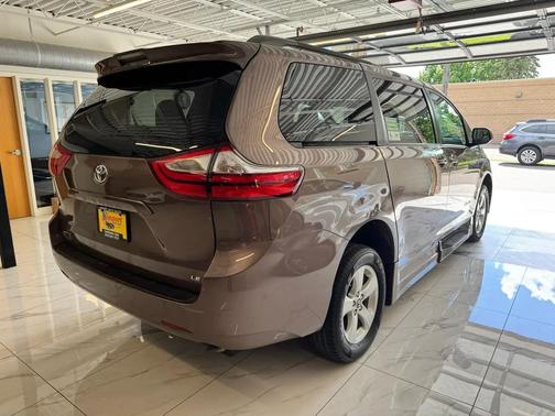 Bronze 2018 Toyota Sienna LE