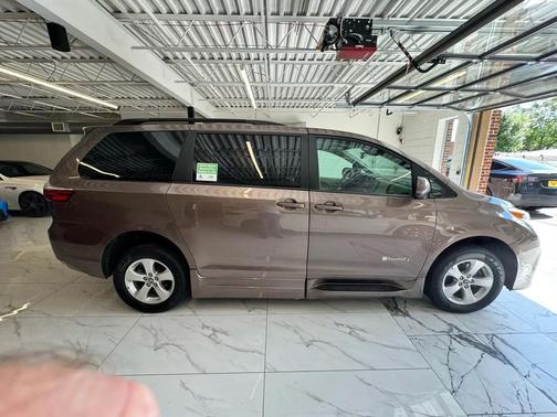 Bronze 2018 Toyota Sienna LE