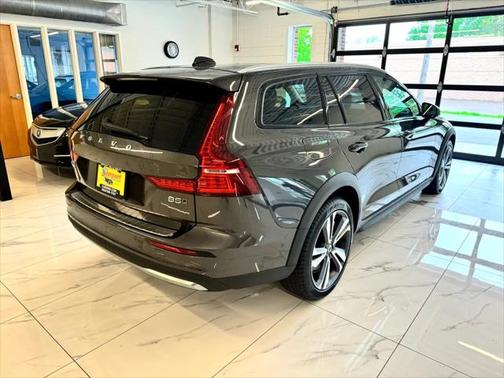 2025 Volvo V60 Cross Country B5 Plus