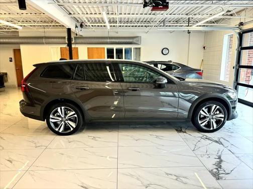 2025 Volvo V60 Cross Country B5 Plus