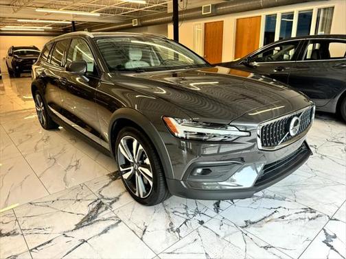 2025 Volvo V60 Cross Country B5 Plus