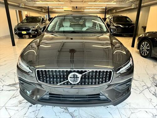 2025 Volvo V60 Cross Country B5 Plus