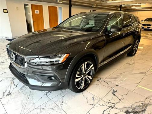 2025 Volvo V60 Cross Country B5 Plus