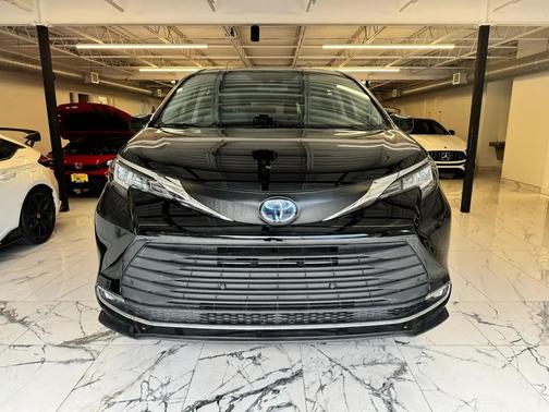 Midnight Black Metallic 2022 Toyota Sienna XLE