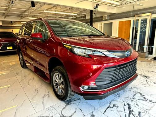 2023 Toyota Sienna XLE 8 Passenger