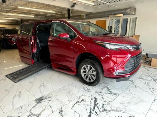 2023 Toyota Sienna XLE 8 Passenger