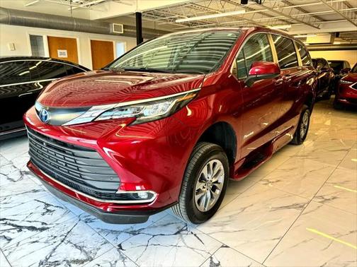 2023 Toyota Sienna XLE 8 Passenger