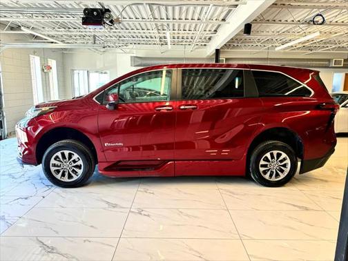 2023 Toyota Sienna XLE 8 Passenger