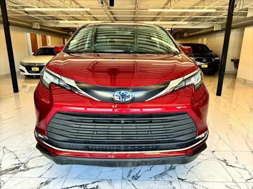 2023 Toyota Sienna XLE 8 Passenger