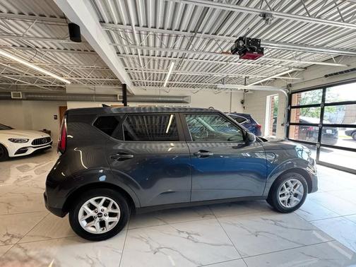 Gravity Gray 2023 Kia Soul LX