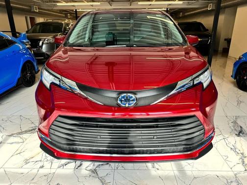 2021 Toyota Sienna XLE 8 Passenger