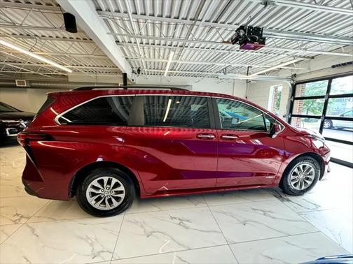 2021 Toyota Sienna XLE 8 Passenger