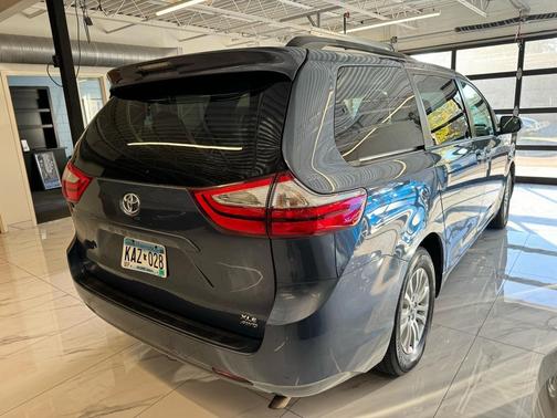 2017 Toyota Sienna XLE