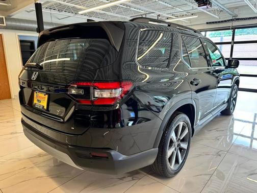 Crystal Black Pearl 2023 Honda Pilot AWD Elite