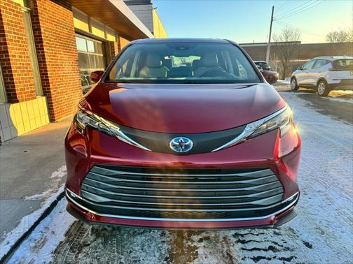 2021 Toyota Sienna XLE 8 Passenger