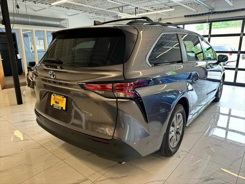 2022 Toyota Sienna XLE 8 Passenger