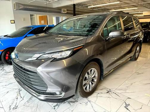 2022 Toyota Sienna XLE 8 Passenger