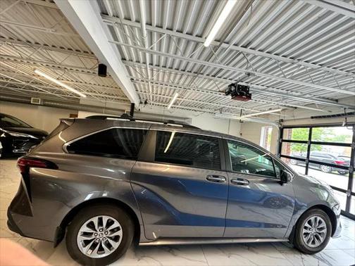 2022 Toyota Sienna XLE 8 Passenger