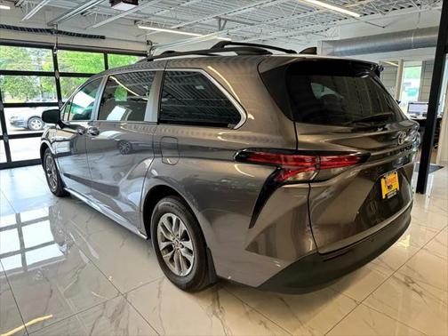 2022 Toyota Sienna XLE 8 Passenger