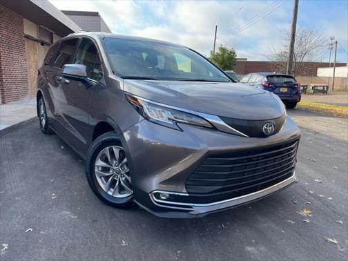 2022 Toyota Sienna XLE 8 Passenger