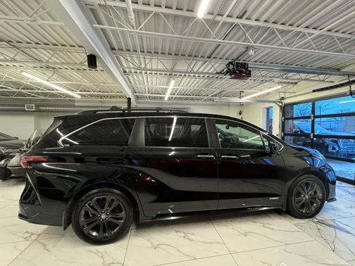 2021 Toyota Sienna XSE 7 Passenger