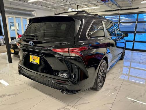 2021 Toyota Sienna XSE 7 Passenger