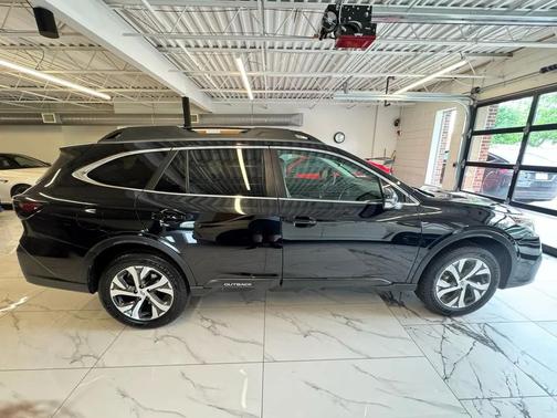 Crystal Black Silica 2022 Subaru Outback Limited