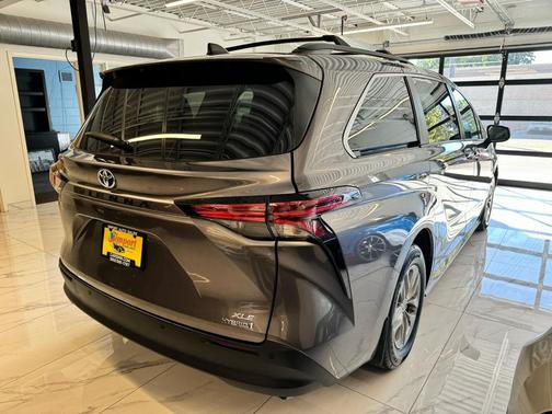 2022 Toyota Sienna XLE 8 Passenger
