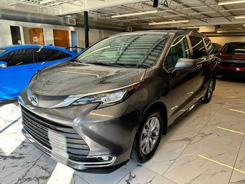2022 Toyota Sienna XLE 8 Passenger