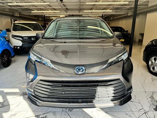 2022 Toyota Sienna XLE 8 Passenger