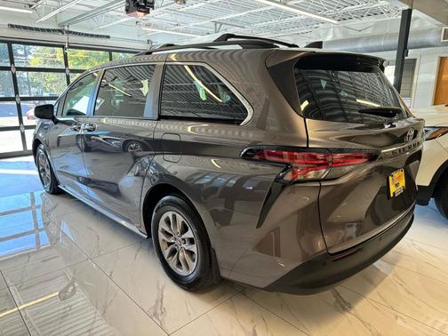 2022 Toyota Sienna XLE 8 Passenger