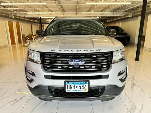 Ingot Silver Metallic 2017 Ford Explorer XLT