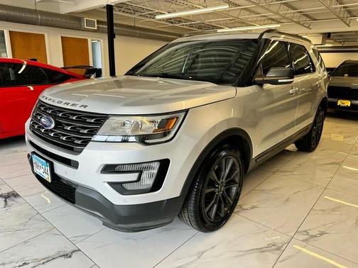 Ingot Silver Metallic 2017 Ford Explorer XLT