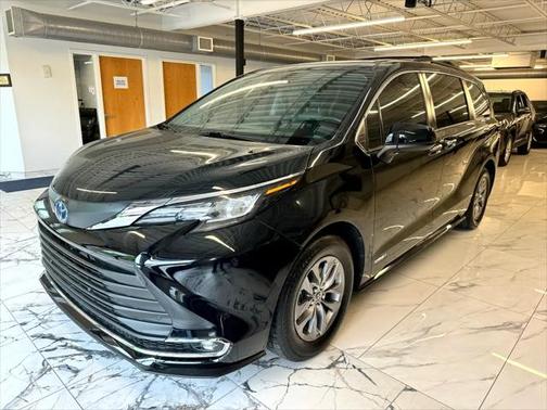 2021 Toyota Sienna XLE 8 Passenger