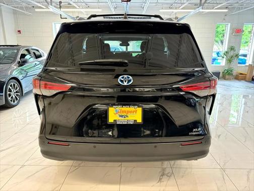 2021 Toyota Sienna XLE 8 Passenger
