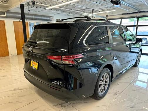 2021 Toyota Sienna XLE 8 Passenger