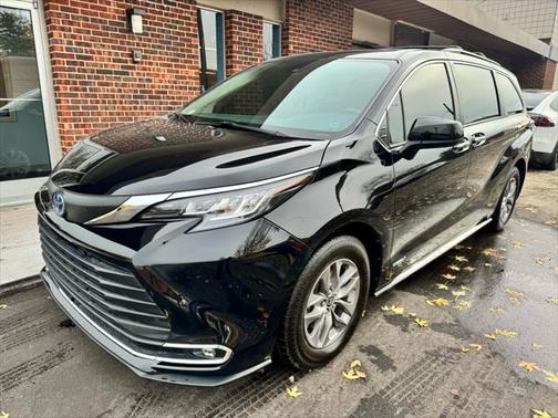 2021 Toyota Sienna XLE 8 Passenger