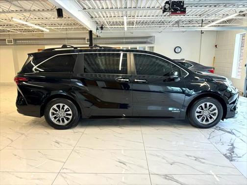 2021 Toyota Sienna XLE 8 Passenger