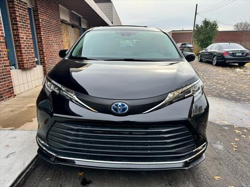 2021 Toyota Sienna XLE 8 Passenger