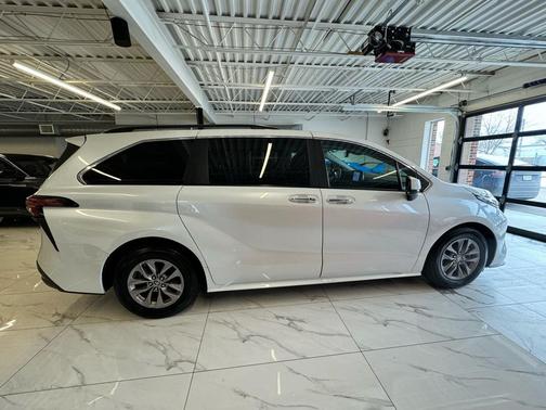2022 Toyota Sienna XLE